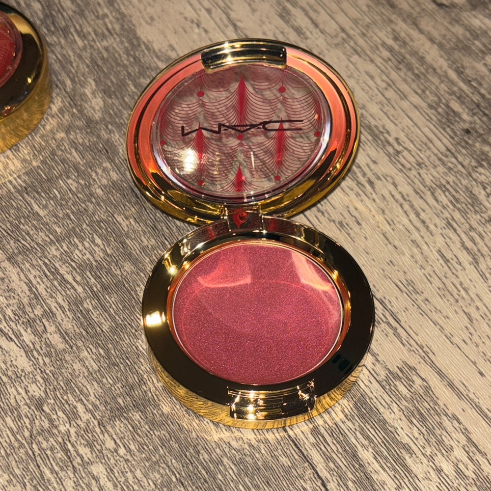 MAC Cosmetics Skinfinish - Priceless Purple